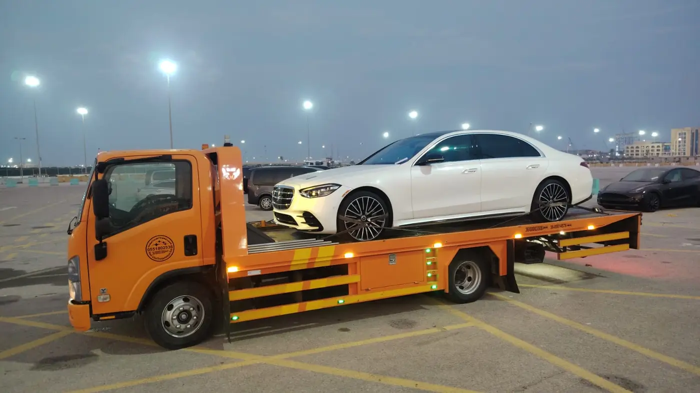 نقل سيارة مرسيدس S-Class بسطحة في الأحساء ليلًا