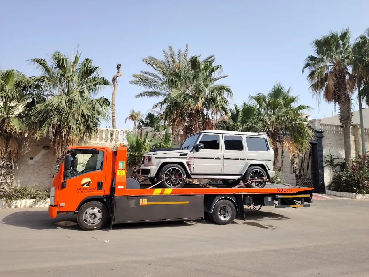 سطحة برتقالية تنقل سيارة مرسيدس G-Class في الهفوف